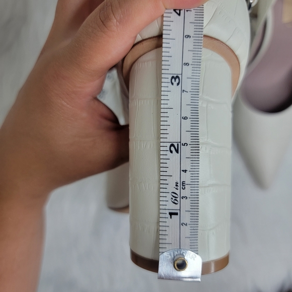 DELTAN white pointed toe heels ankle bracelet, round heel. - Picture 10 of 11